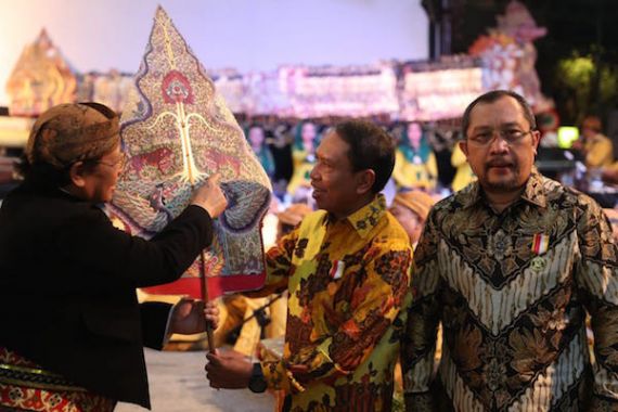 Menpora Berharap Pemuda Milenial Tidak Melupakan Tradisi Wayang Kulit - JPNN.COM