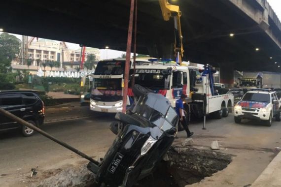 Mobil dan Sopirnya Terperosok ke Lubang Galian di Cipinang - JPNN.COM