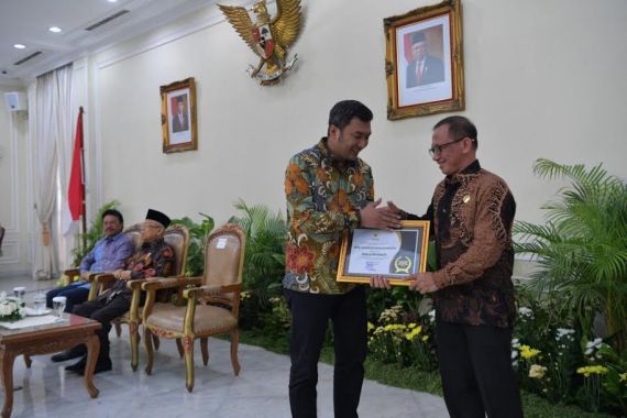 Pelindo III Raih Penganugerahan Keterbukaan Informasi Publik 2019 - JPNN.COM