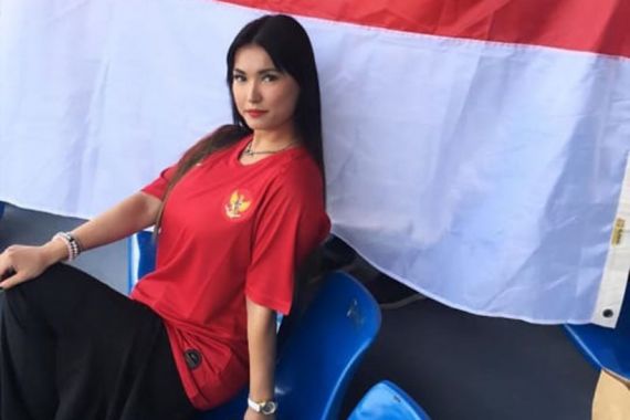 Miyabi Cium dan Kibarkan Bendera Indonesia Saat Dukung Timnas di SEA Games - JPNN.COM