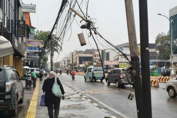 Berbahaya! Banyak Tiang Listrik Bengkok di Jakarta, Kabelnya Menjuntai ke Mana-Mana - JPNN.COM