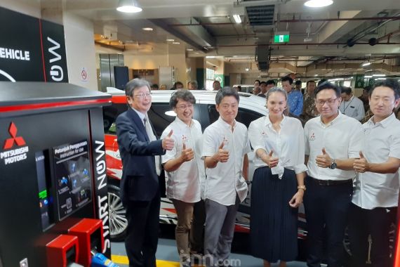 Mitsubishi Outlander PHEV Bisa Dicas di Parkiran Plaza Senayan Hanya dalam 25 Menit - JPNN.COM