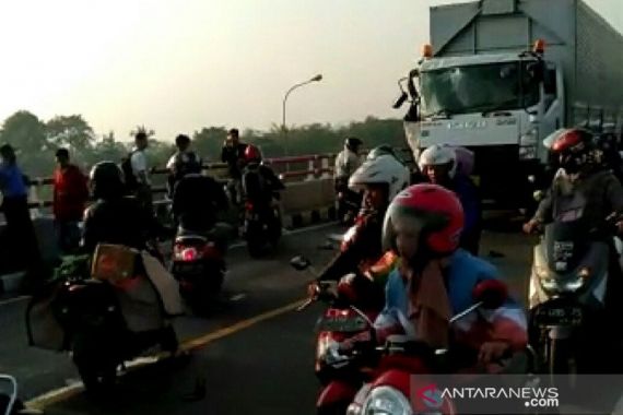 Sangat Mengerikan, Truk vs Bus di Cianjur - JPNN.COM