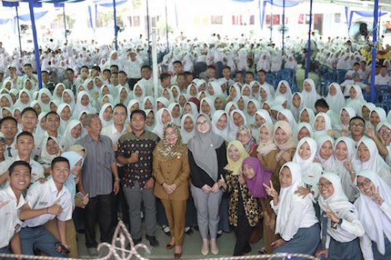 Senator Amaliah Sosialisasi 4 Pilar Kebangsaan di Depan Ratusan Siswa SMA - JPNN.COM