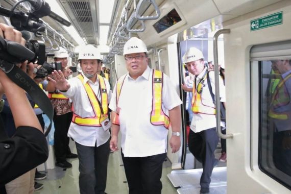 Uji Coba LRT Jabodebek, Pak Bambang Puji Kualitas Kereta Garapan PT INKA - JPNN.COM