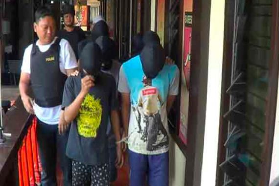 Anggi Dikeroyok 6 Pemuda, Dipukul dan Ditusuk dengan Sapu - JPNN.COM