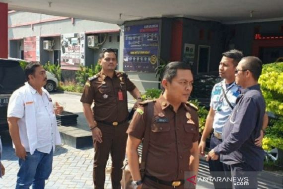 Kejaksaan Resmi Tahan Tersangka Korupsi Dana Hibah Yudhi Veryantoro - JPNN.COM
