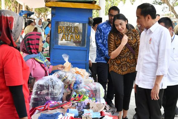Nasabah Mekaar Tertawa Mendengar Jokowi Bilang Ada Baju Bagus - JPNN.COM