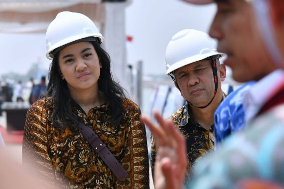 Saat Putri Indahsari Tanjung Kerepotan dengan Helm Proyek - JPNN.COM