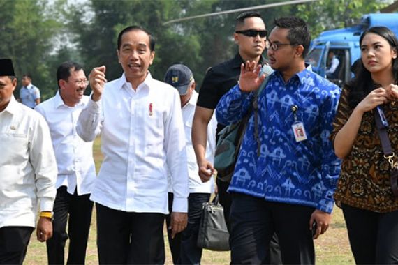 Foto-Foto Putri Indahsari Tanjung dan Andi Taufan Garuda Putra saat Mendampingi Jokowi - JPNN.COM
