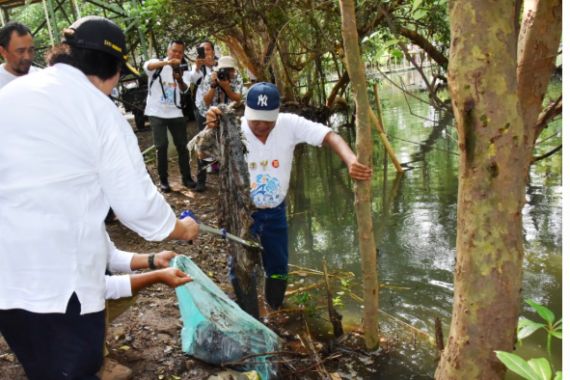 Lihat Nih, Menteri Siti Ajak 26 Dubes Bersihkan Sampah di TWA Mangrove Angke - JPNN.COM