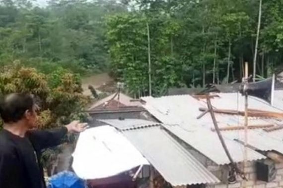 Belasan Rumah Porak-poranda Akibat Hujan Badai - JPNN.COM