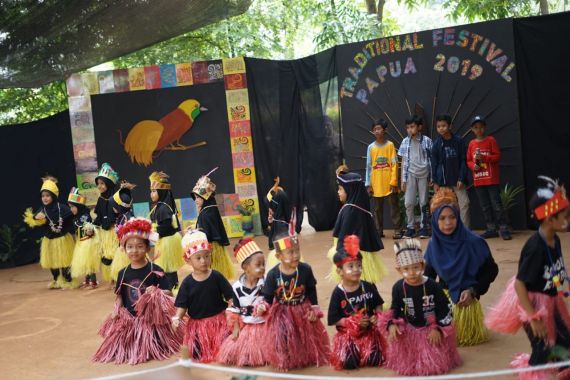 Satu Tungku, Tiga Batu: Cara Sekolah Alam Depok Perkenalkan Budaya Papua ke Siswa - JPNN.COM