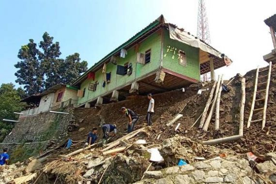 Bangunan Pondok Pesantren Menggantung di Bibir Tebing - JPNN.COM