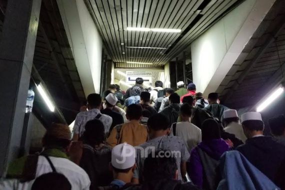 Lihat Nih, Massa Reuni 212 Sudah Menumpuk di Stasiun Tanah Abang - JPNN.COM