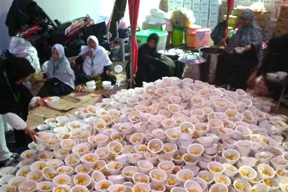 Ada Lontong Sayur dan Nasi Kebuli untuk Peserta Reuni Aksi 212 - JPNN.COM