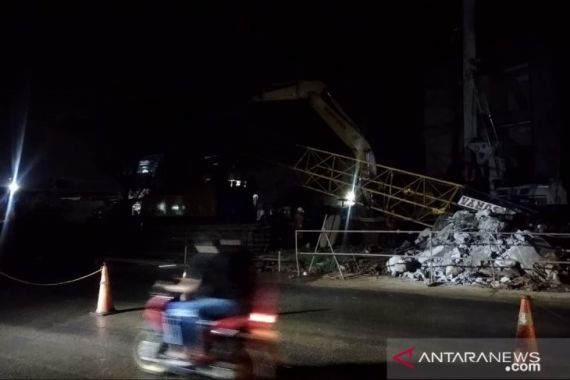 Crane Proyek Tol Bogor Outer Ring Road Patah - JPNN.COM