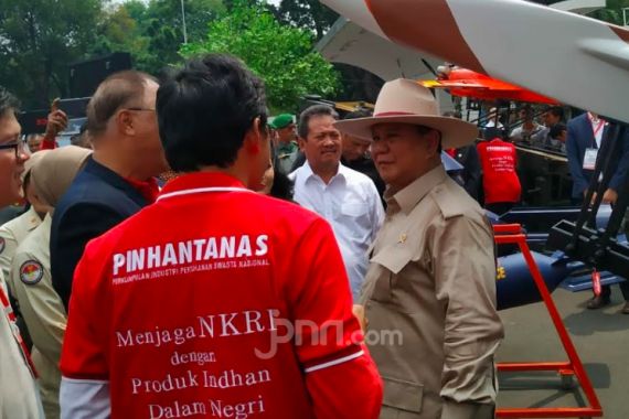 Yihaaaa, Gagahnya Pak Prabowo Subianto dengan Topi Koboi di Alpahankam - JPNN.COM