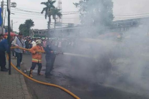 Ada Empat Penumpang saat Angkot Terbakar di Bogor - JPNN.COM