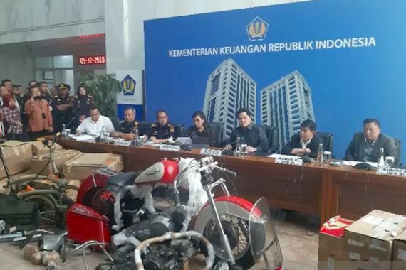 5 Berita Terpopuler: Gaji Fantastis Suami Iis Dahlia di Garuda Indonesia hingga Kejutan SBY Hari Ini - JPNN.COM