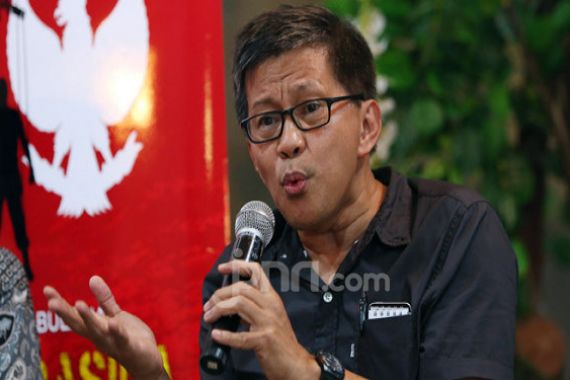 Rocky Gerung Sebut Mahasiswa yang Temui Wiranto akan Dikenal Sebagai BEM BLT  - JPNN.COM