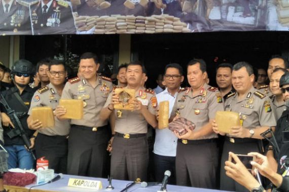 Istimewa, 58 Personel Polres Jakbar Raih Pin Emas dari Kapolri - JPNN.COM