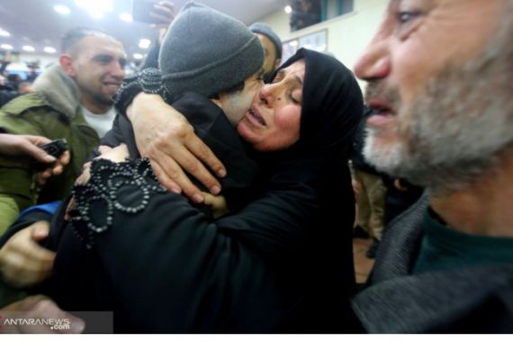 Kisah Mengharukan: Berpisah 20 Tahun, Ibu dan Anak Palestina Bertemu di Mesir - JPNN.COM