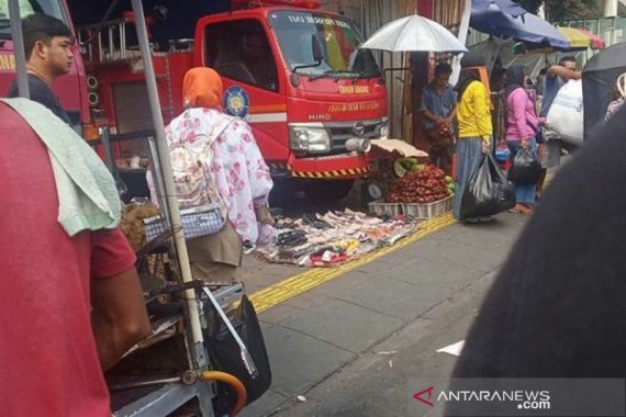 Waduh, Pos Damkar Tanah Abang Sudah Berubah Fungsi Jadi Gudang PKL? - JPNN.COM