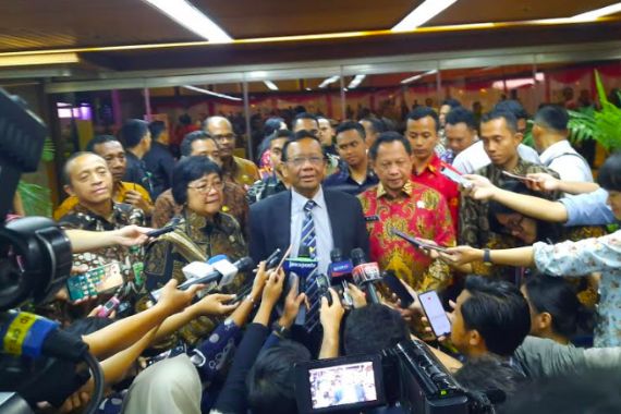 Pimpin Rakor Penanganan Karhutla, Mahfud MD Bandingkan Indonesia dengan Negara Lain - JPNN.COM