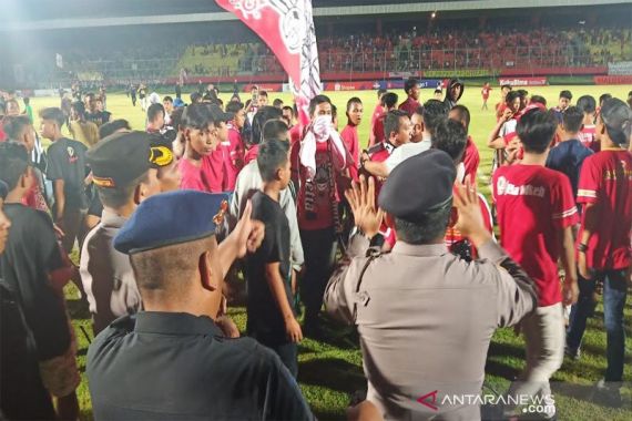 Kalteng Putra Tumbang di Kandang Sendiri, Suporter Mengamuk dan Merusak Fasilitas Stadion - JPNN.COM