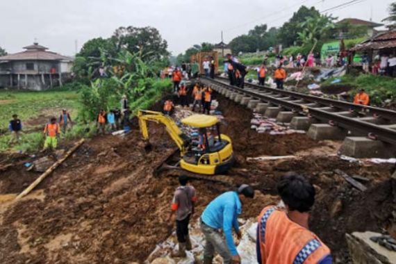 200 Petugas Dikerahkan Perbaiki Jalur KA Bogor-Sukabumi yang Longsor - JPNN.COM