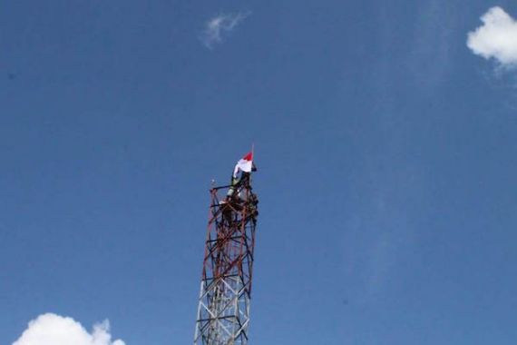 Lihat Nih, Aksi Heroik Prajurit TNI Yonif 754 Kostrad Kibarkan Bendera Merah Putih di Asmat - JPNN.COM