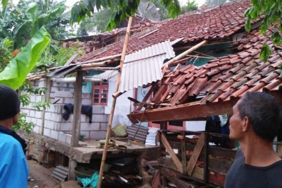 Sore Tadi Puting Beliung Merusak 60 Rumah di Ciomas Bogor - JPNN.COM