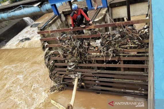 Akibat Banjir Bandang Air PDAM Kota Bandung Keruh - JPNN.COM