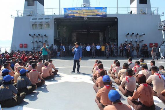Ribuan Masyarakat Banyuwangi Antusias Ikuti Joy Sailing dengan KRI Surabaya-591 - JPNN.COM