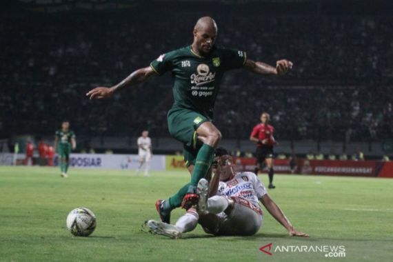 Persebaya Bantai Bhayangkara FC Empat Gol Tanpa Balas di GBT - JPNN.COM