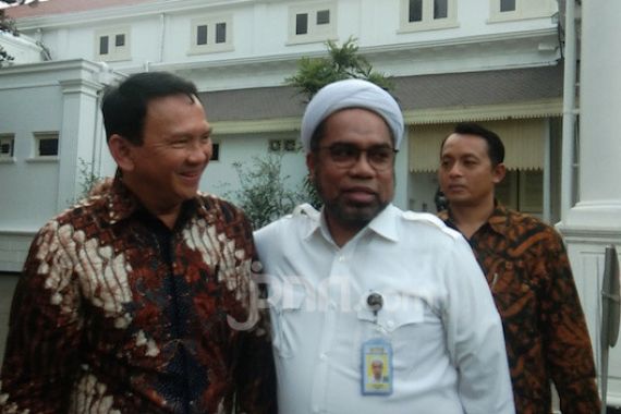 Ali Mochtar Ngabalin Muncul Lagi di Istana, Rangkulan Sama Ahok - JPNN.COM