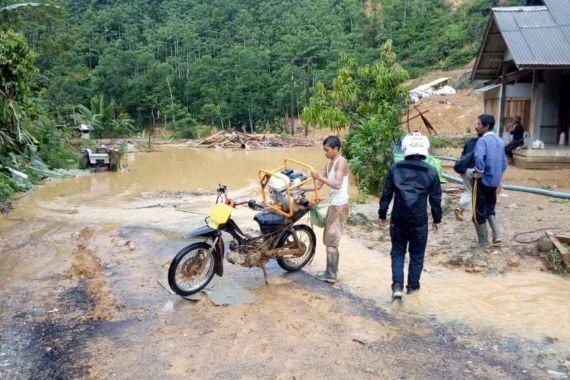 Akses Jalan Terputus, Jaringan Listrik Mati Akibat Banjir Bandang dan Longsor - JPNN.COM