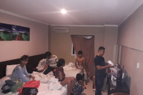 Enam Pasangan ABG Digerebek saat Asyik Berbuat Terlarang di Kamar Hotel - JPNN.COM