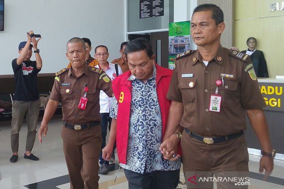 Jadi Tersangka Korupsi Bansos, Mantan Kepala DPPKA Solok Ditahan Jaksa - JPNN.COM