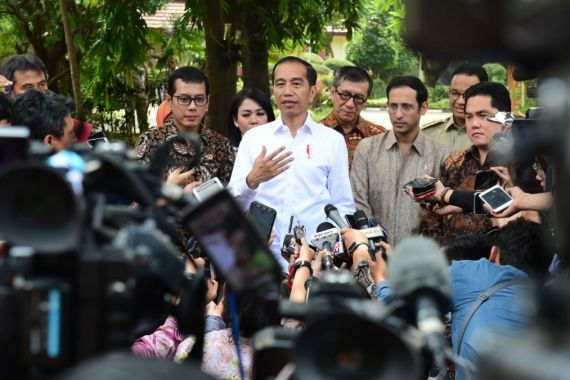 Jokowi Ajak Dua Stafsus Milenialnya Blusukan ke Jawa Tengah - JPNN.COM