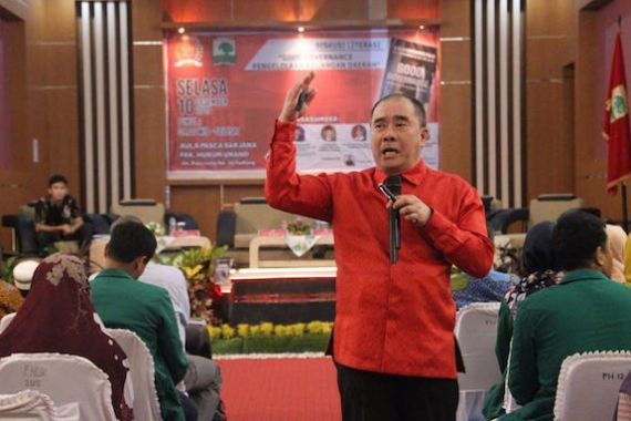 Donny Moenek Jadi Pembicara Diskusi Literasi Syarat Makna di Kampus Unand Padang - JPNN.COM