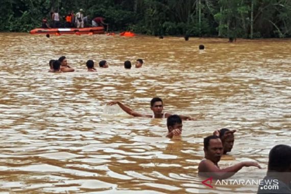 Dua Balita Hanyut saat Banjir Datang - JPNN.COM