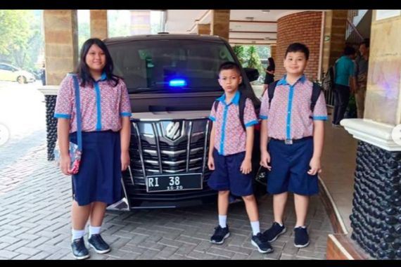 Istimewa, Tiga Bocah SD Dikawal Ketat Ikut Rapat di Ruang Kerja Menteri Siti - JPNN.COM
