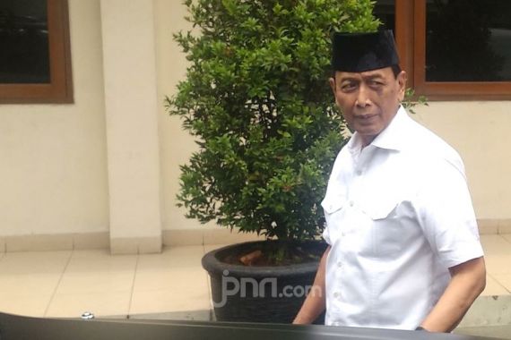 Jelang Pelantikan Wantimpres, Pak Wiranto Jumatan di Kemenko Polhukam - JPNN.COM