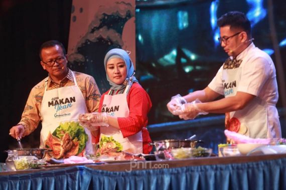 Gerakan Makan Ikan, Edhy Prabowo Masak Menu Khas Manado - JPNN.COM