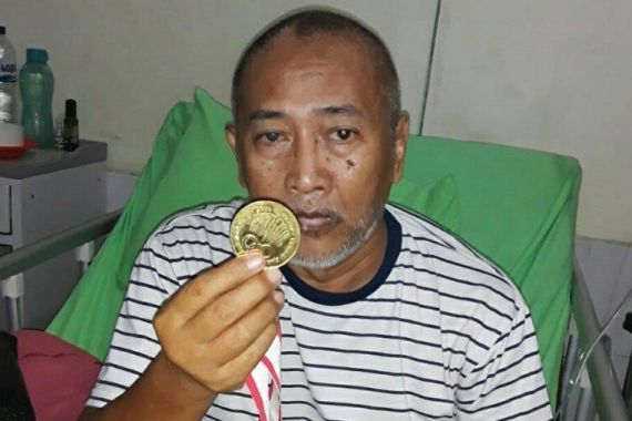 Dirawat di RS, Sugito Difoto Sembari Memegang Medali Emas - JPNN.COM