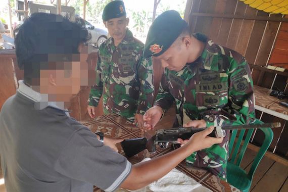 Warga Pendatang Serahkan Senjata Api Ruger Kepada Prajurit TNI - JPNN.COM