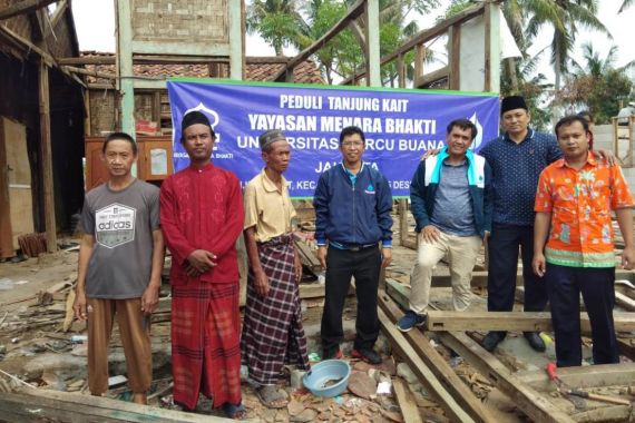 Warga Korban Puting Beliung Mendapat Bantuan dari UMB - JPNN.COM