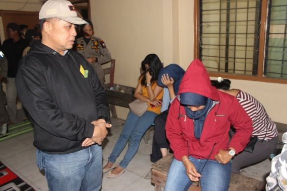 Mbak-Mbak di Tempat Hiburan Malam, Dinasihati Pak Amin - JPNN.COM